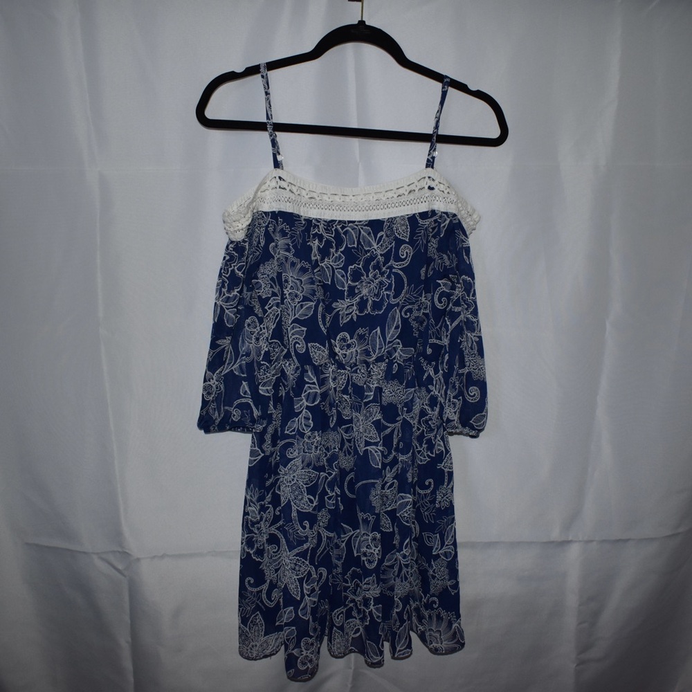 BY & BY NAVY FLORAL COLD SHOULDER DRESS – SIZE M